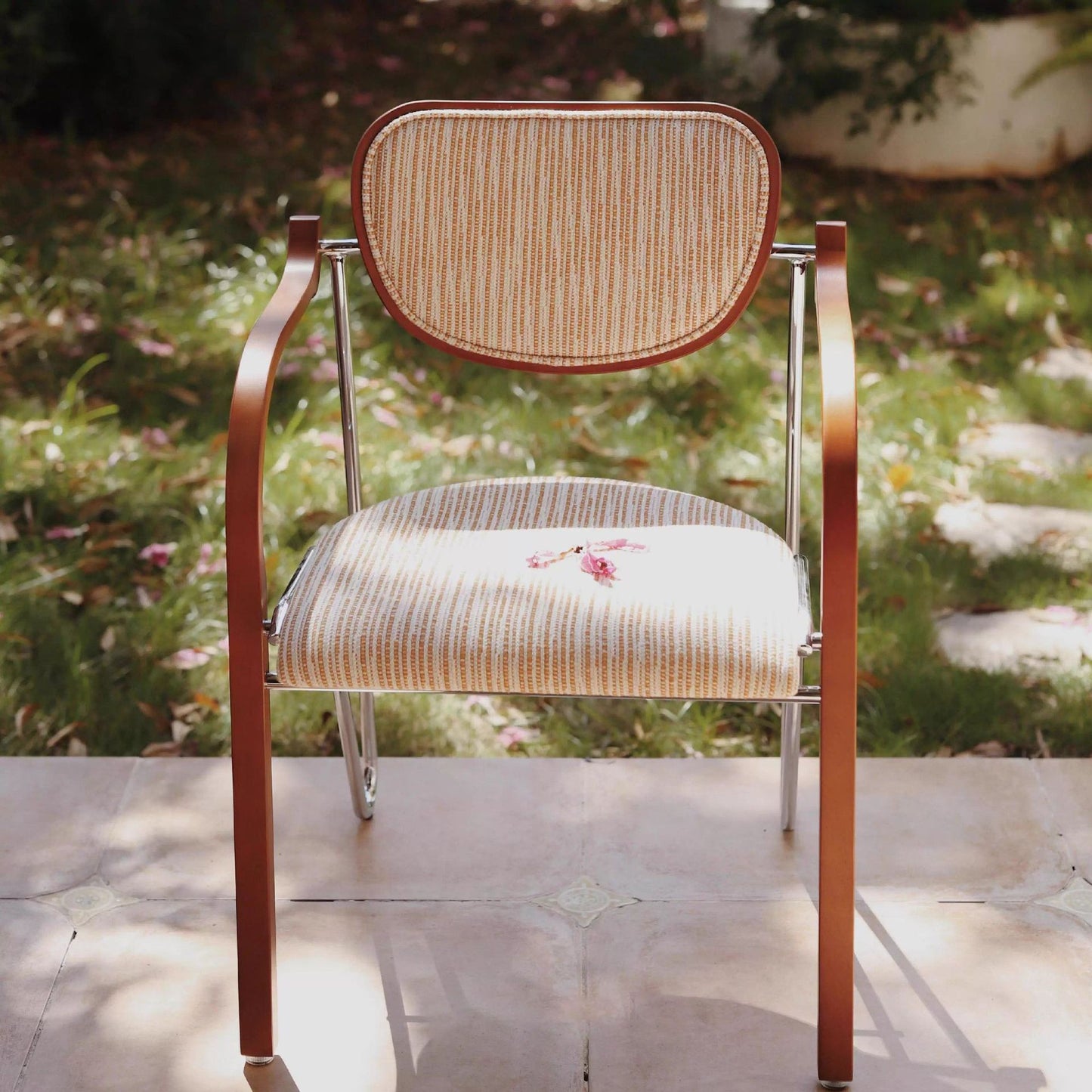 Nordic Light Luxury High-End Home Designer Chair with Solid Wood Armrests, Soft Cushion, Simple Casual Backrest Stool