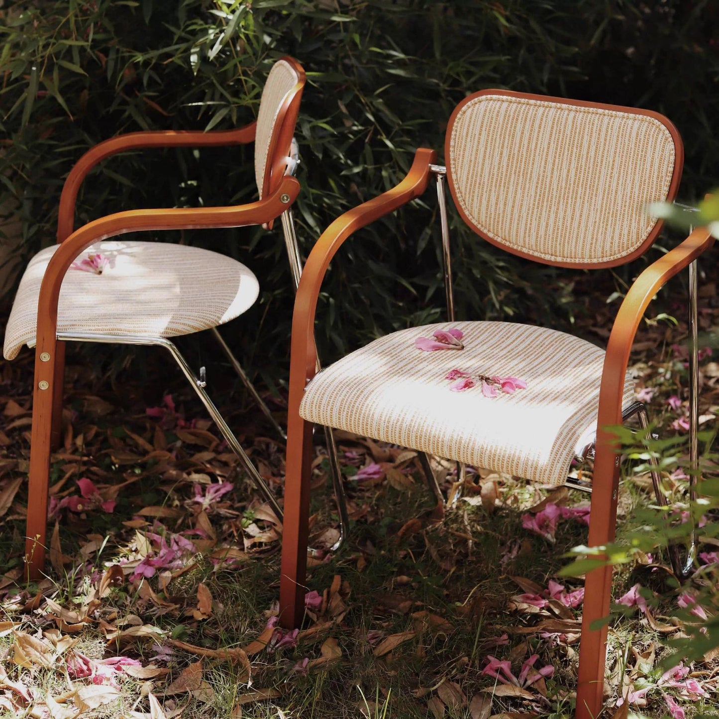 Nordic Light Luxury High-End Home Designer Chair with Solid Wood Armrests, Soft Cushion, Simple Casual Backrest Stool