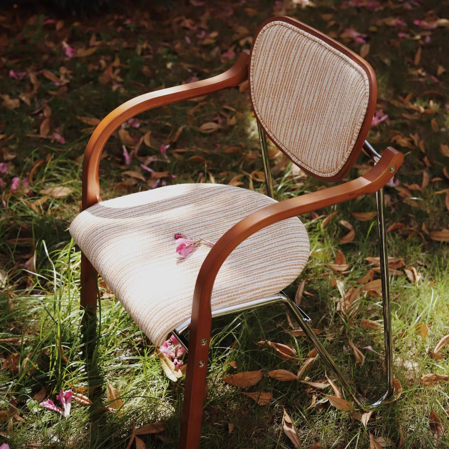 Nordic Light Luxury High-End Home Designer Chair with Solid Wood Armrests, Soft Cushion, Simple Casual Backrest Stool